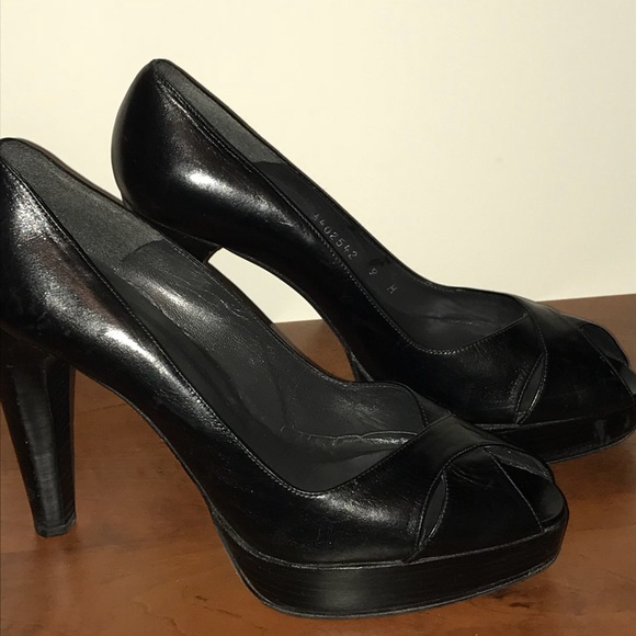 Black Pumps - Picture 2 of 4